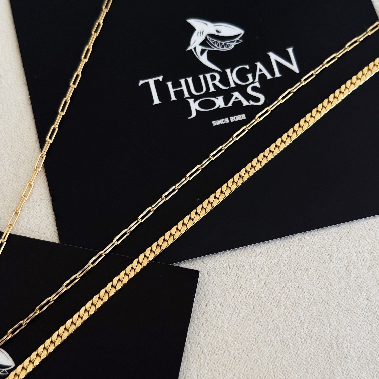 Colar Crucifixo Em Alto Relevo - Corrente Cadeado Alongado e Pulseira Grumet Flat Banhado A Ouro 18k