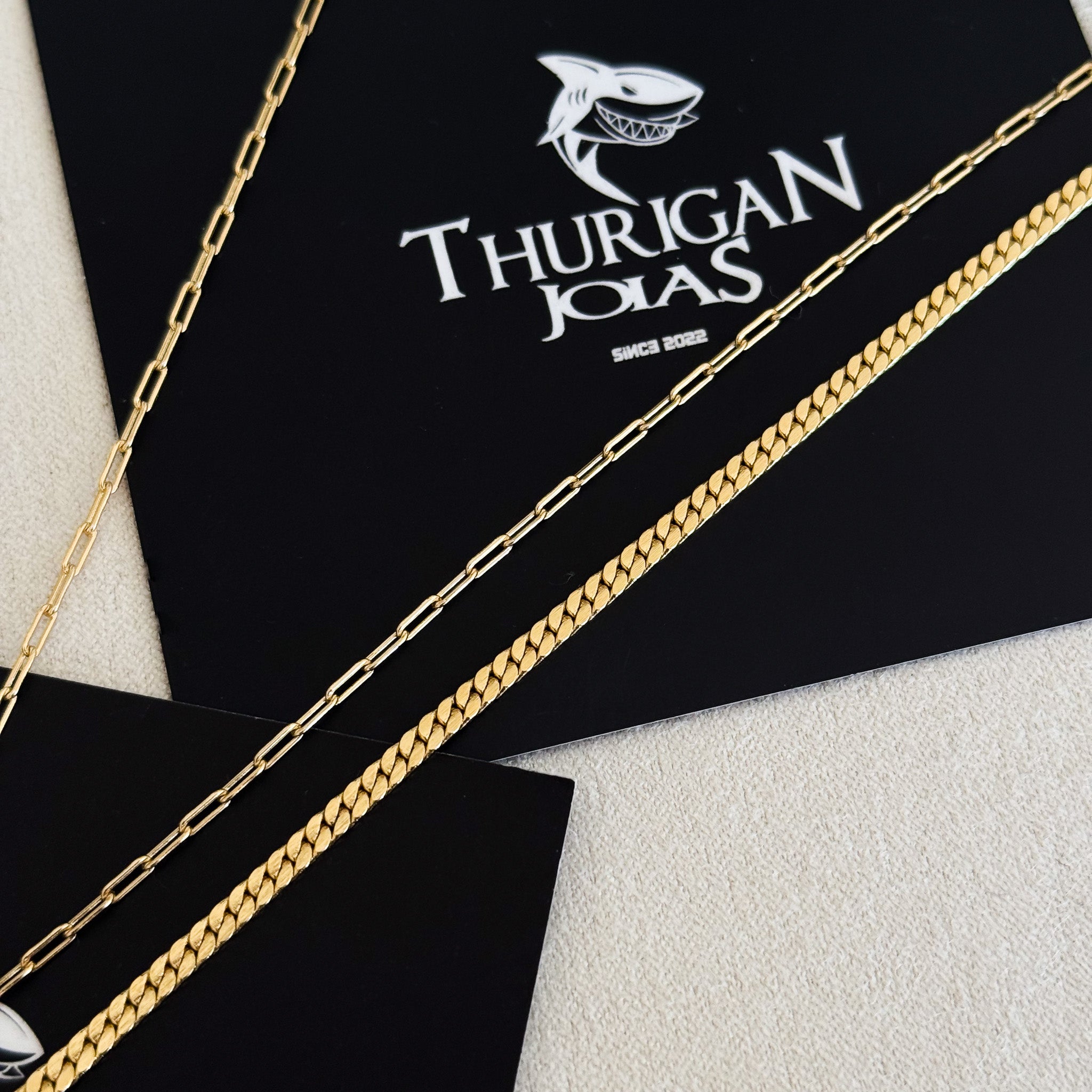 Colar Crucifixo Em Alto Relevo - Corrente Cadeado Alongado e Pulseira Grumet Flat Banhado A Ouro 18k