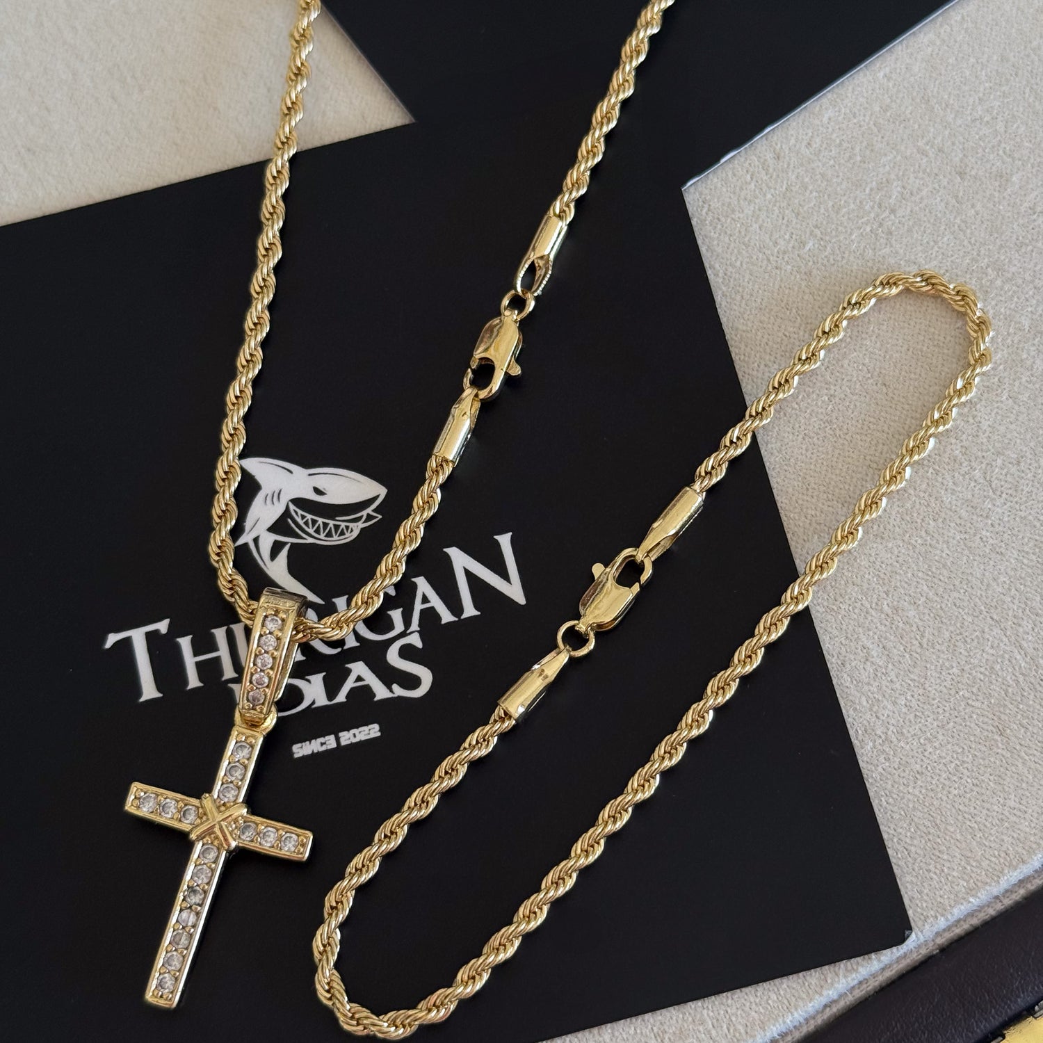 Colar Crucifixo Amarrado Cravejado - Corrente e Pulseira Baiana Banhado A Ouro 18k