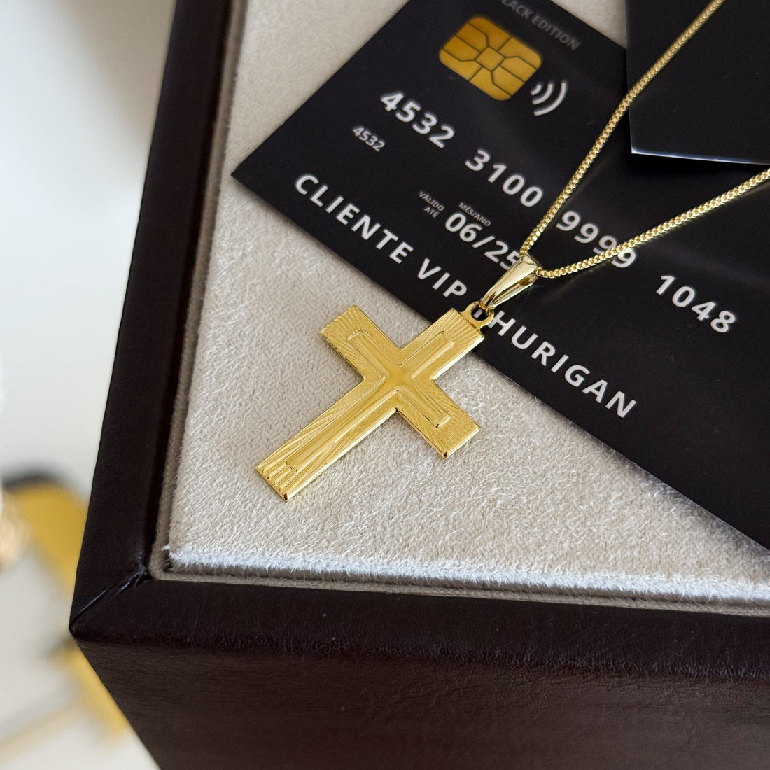 Pingente Crucifixo Em Alto Relevo 3,5x2cm Banhado A Ouro 18k