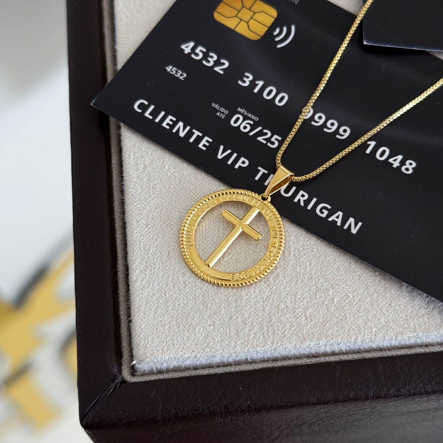 Pingente Medalha Com Crucifixo 2x2cm Banhado A Ouro 18k