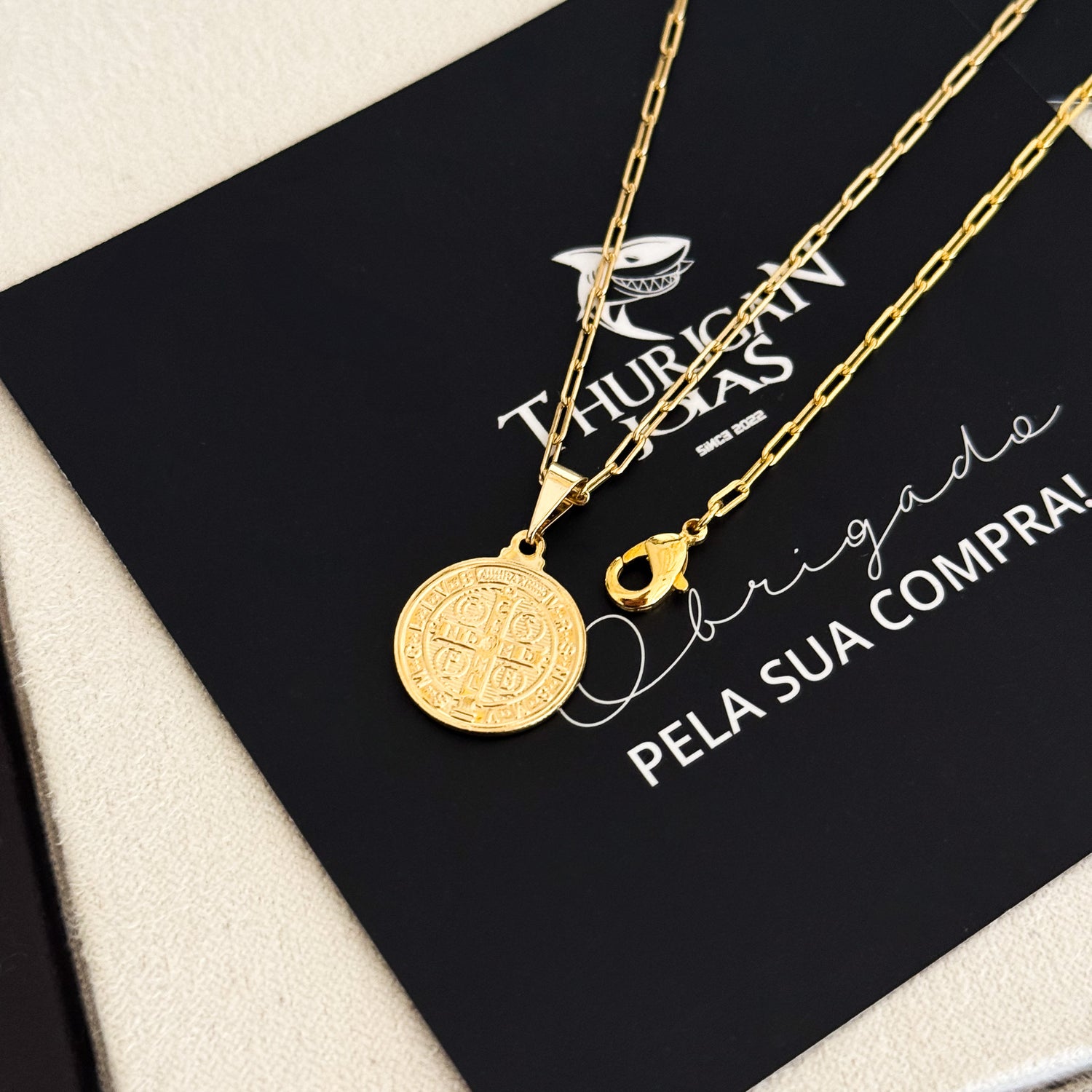 Colar Medalha De São Bento - Corrente e Pulseira Cadeado Alongado Banhado A Ouro 18k