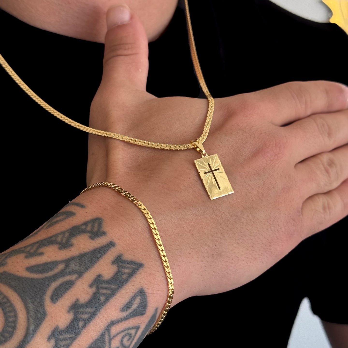 Colar Plaquinha Crucifixo Vazado - Corrente e Pulseira Grumet Flat Banhado A Ouro 18k