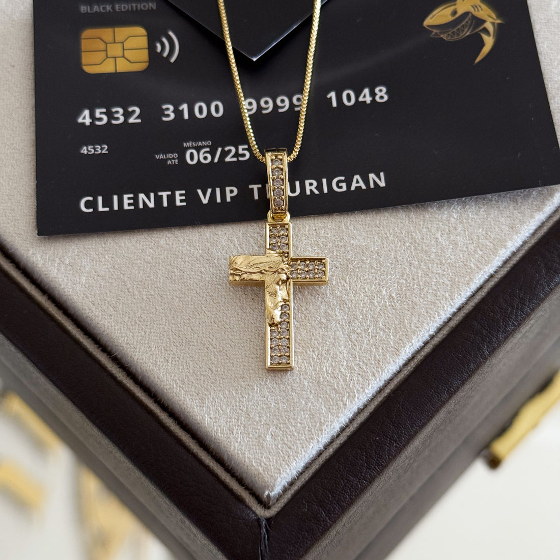 Pingente Crucifixo Face de Cristo Cravejado P 2,5x1,5cm Banhado A Ouro 18k