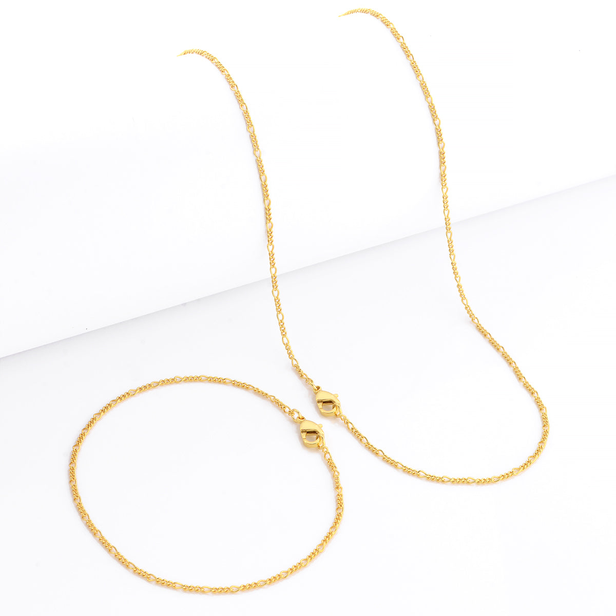 Kit Corrente e Pulseira 3 por 1 Fígaro 1,5mm Fecho Lagosta Banhado A Ouro 18k