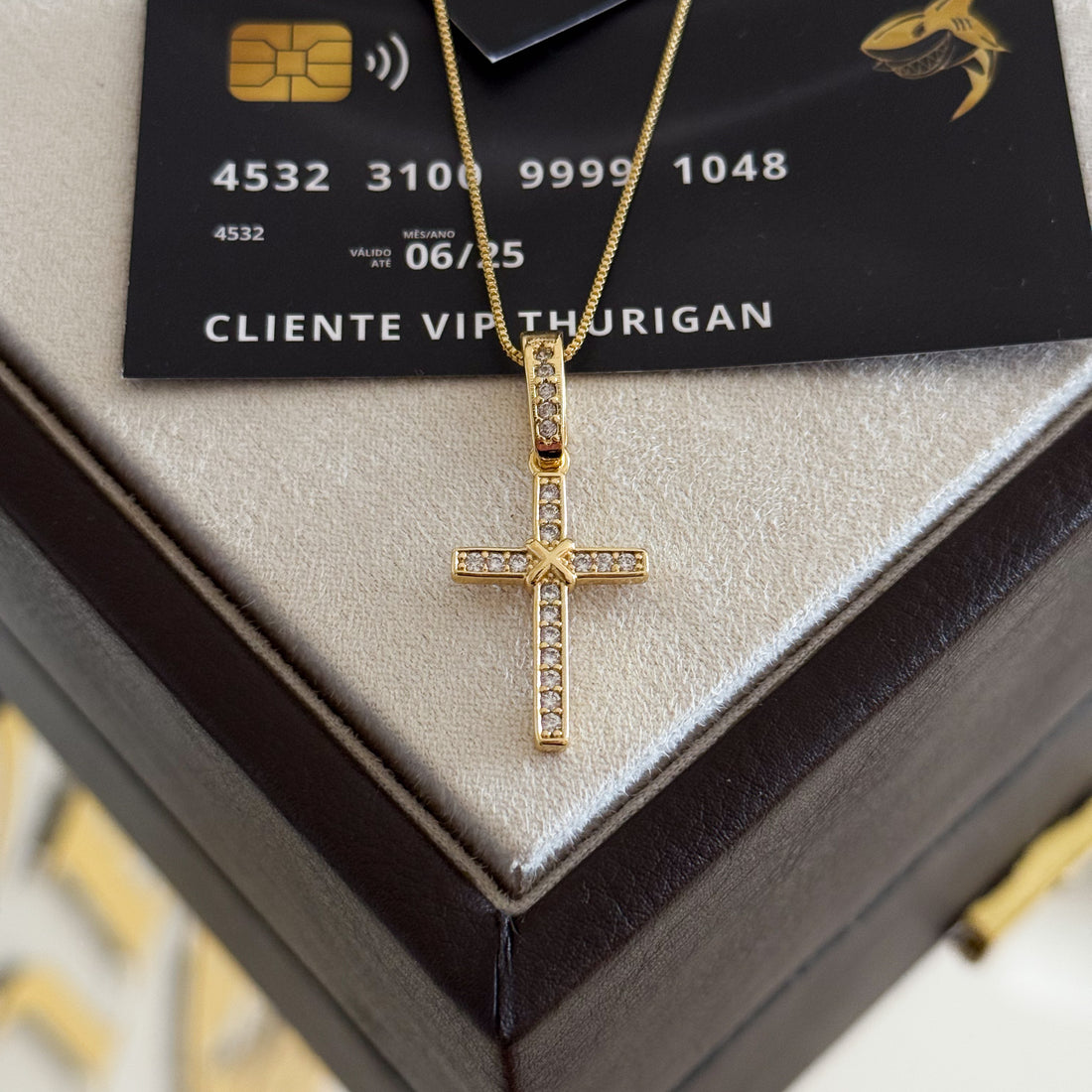 Pingente Crucifixo Amarrado Cravejado 2,5x1,5cm Banhado a Ouro 18k