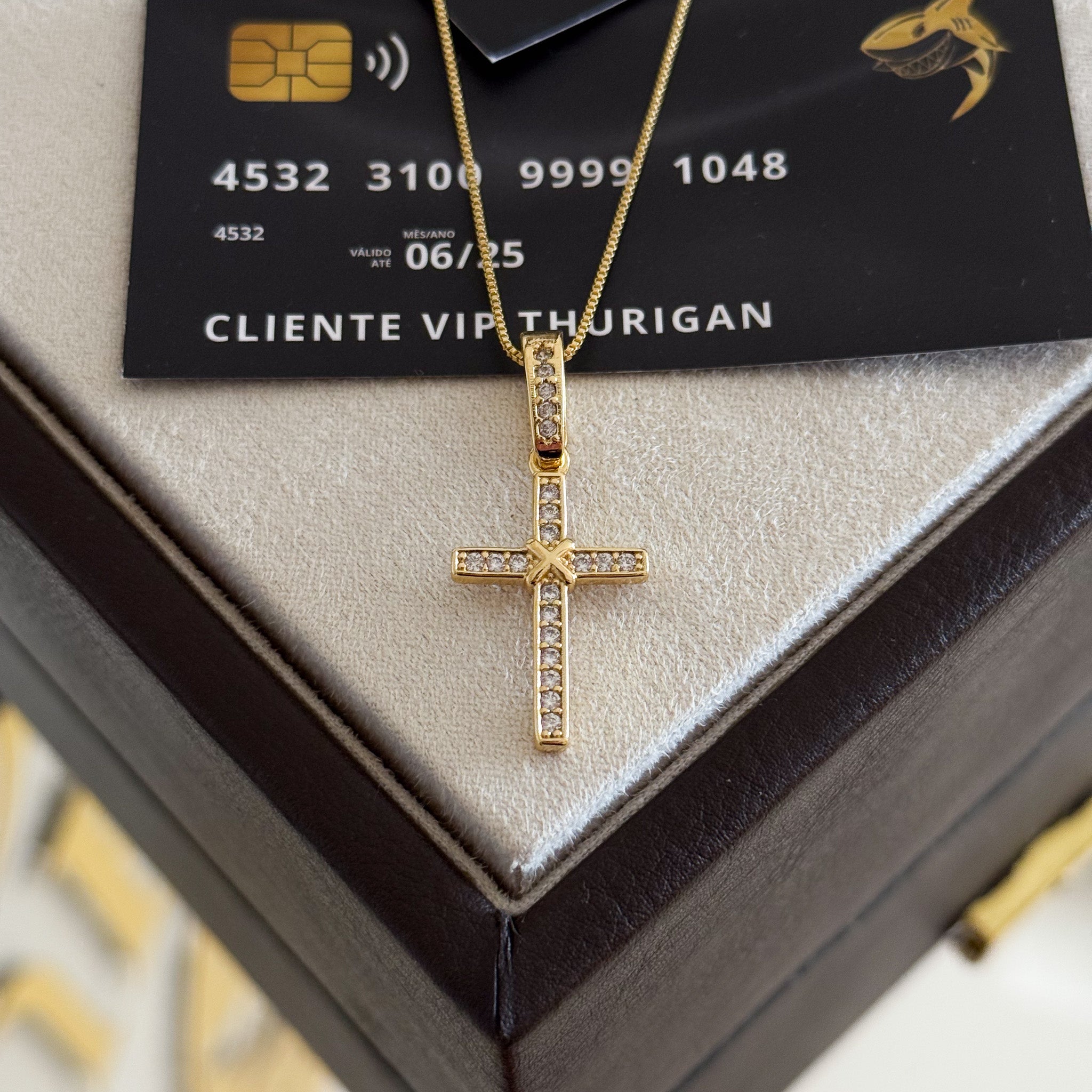 Pingente Crucifixo Amarrado Cravejado 2,5x1,5cm Banhado a Ouro 18k