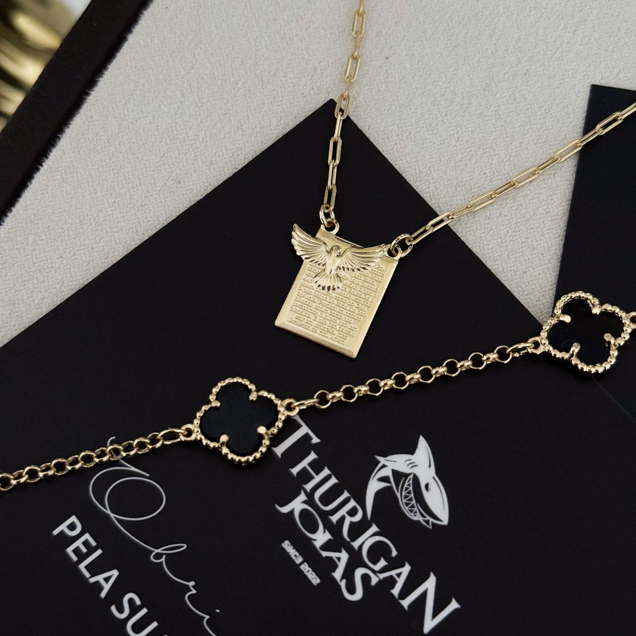 Kit Escapulário Espírito Santo Oração Pai Nosso e Pulseira Trevo Onix Banhado A Ouro 18k