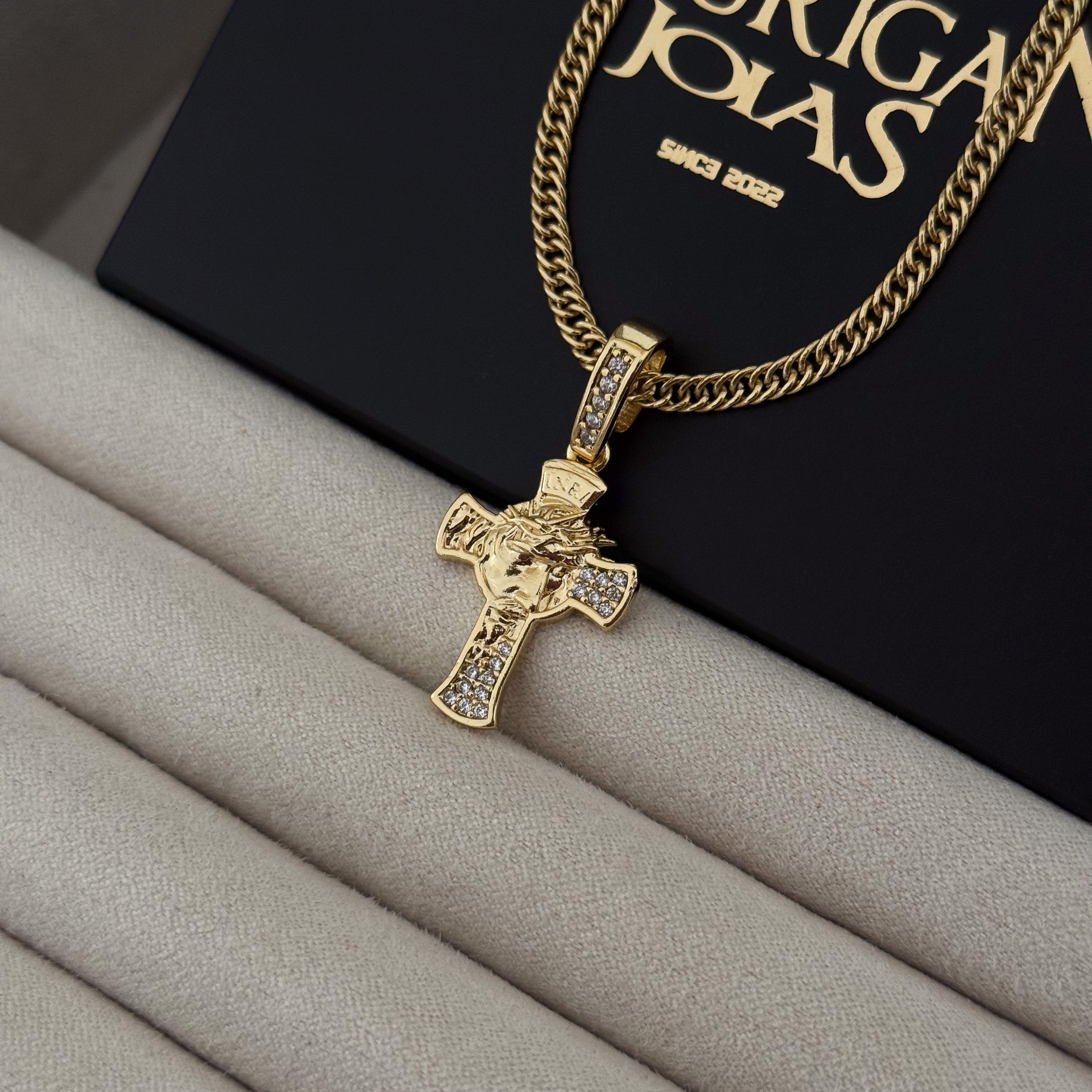 Colar Crucifixo Face De Cristo Detalhado Cravejado P - Corrente Lacraia Banhado A Ouro 18k