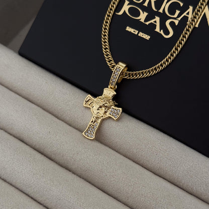 Colar Crucifixo Face De Cristo Detalhado Cravejado P - Corrente Lacraia Banhado A Ouro 18k