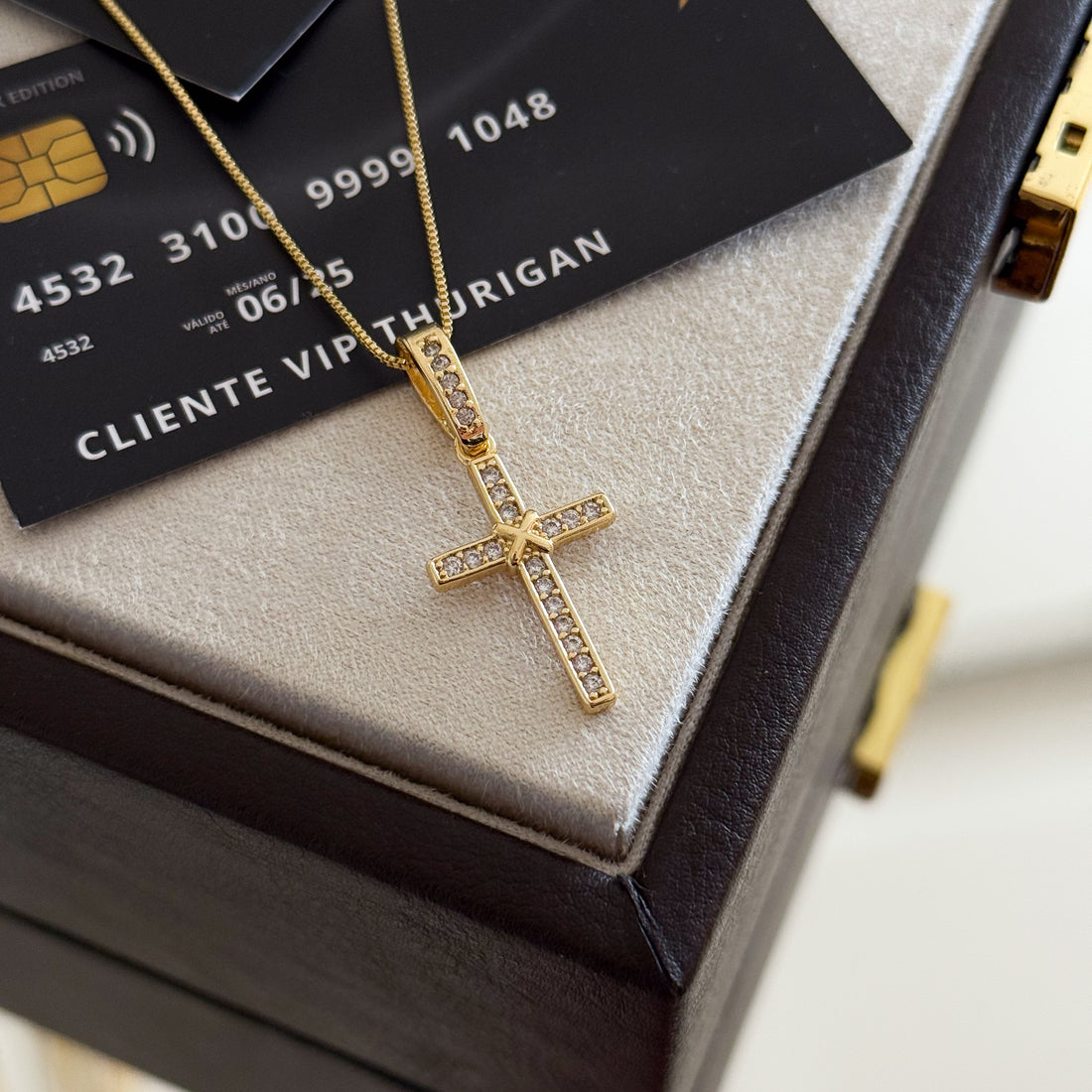 Pingente Crucifixo Amarrado Cravejado 2,5x1,5cm Banhado a Ouro 18k
