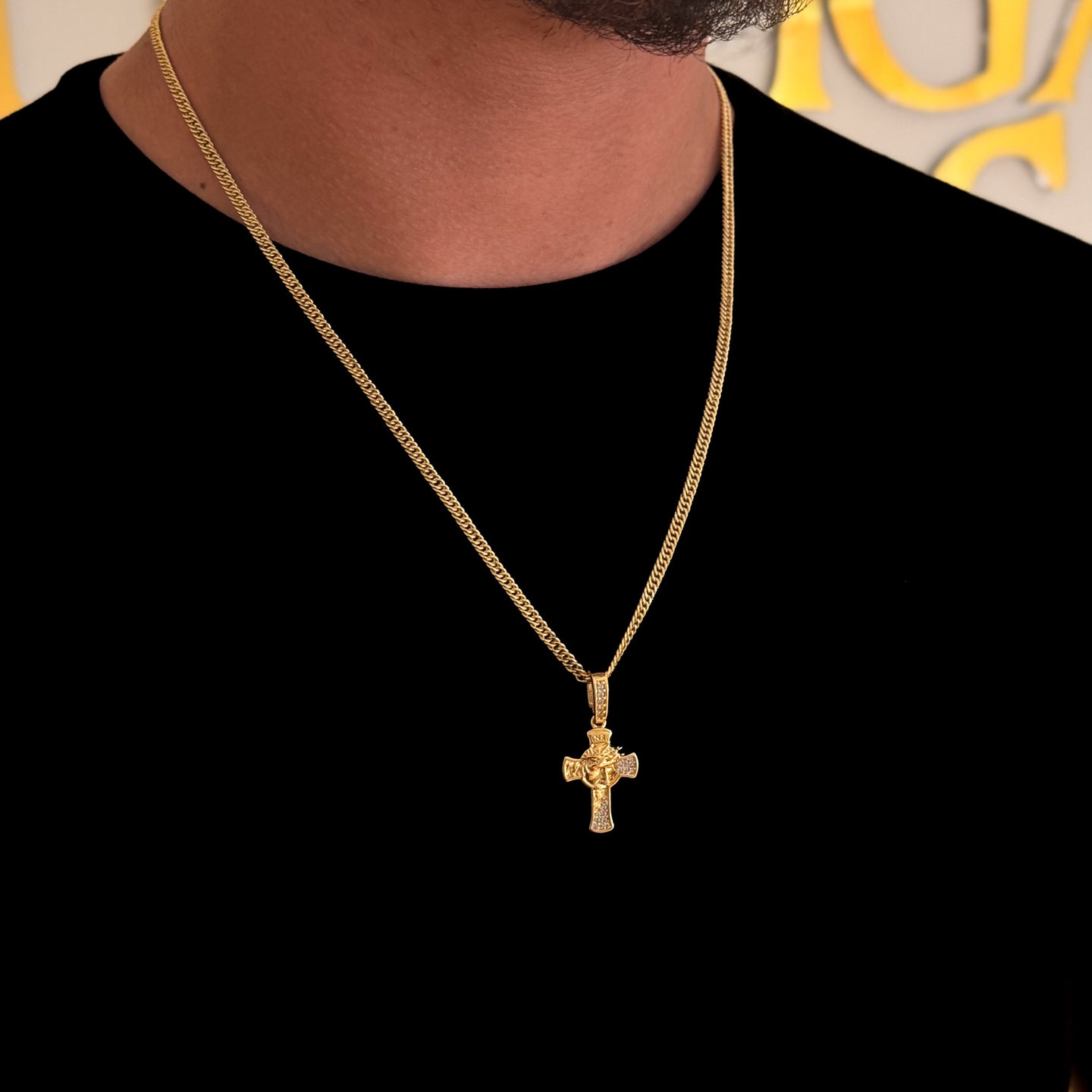 Colar Crucifixo Face De Cristo Detalhado Cravejado P - Corrente Lacraia Banhado A Ouro 18k