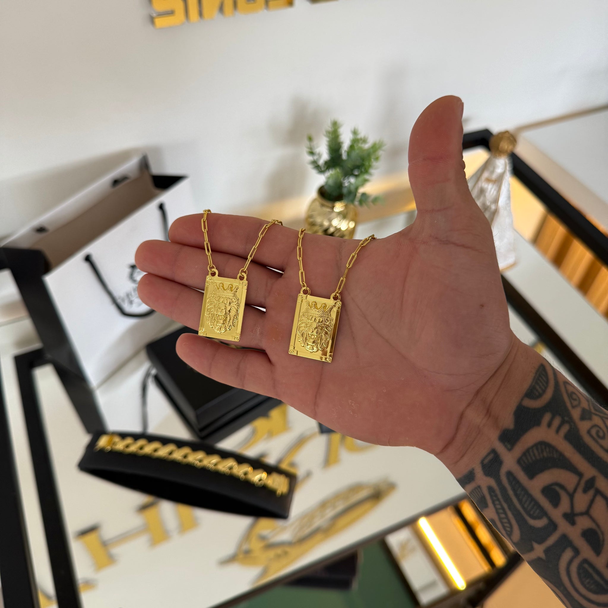 Escapulário Cadeado Alongado Leão De Judá 2mm 16gr 70cm Banhado A Ouro 18k