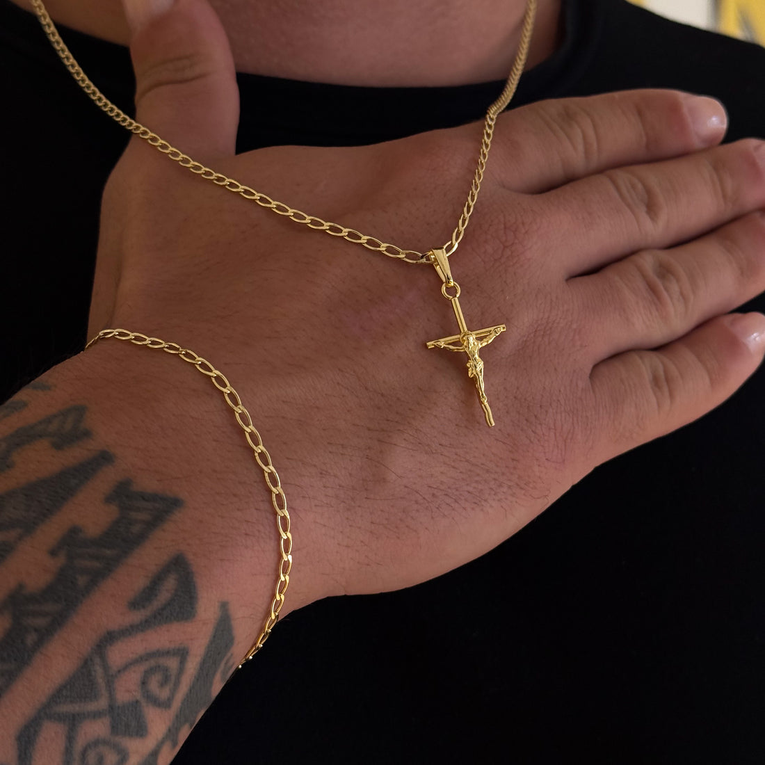 Colar Crucifixo Palito Jesus P - Corrente e Pulseira Grumet Alongada Banhado A Ouro 18k