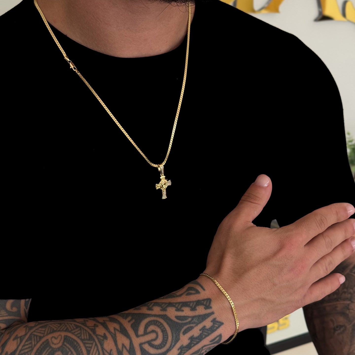 Colar Crucifixo Face De Cristo Detalhado Cravejado P - Corrente e Pulseira Grumet Flat Banhado A Ouro 18k