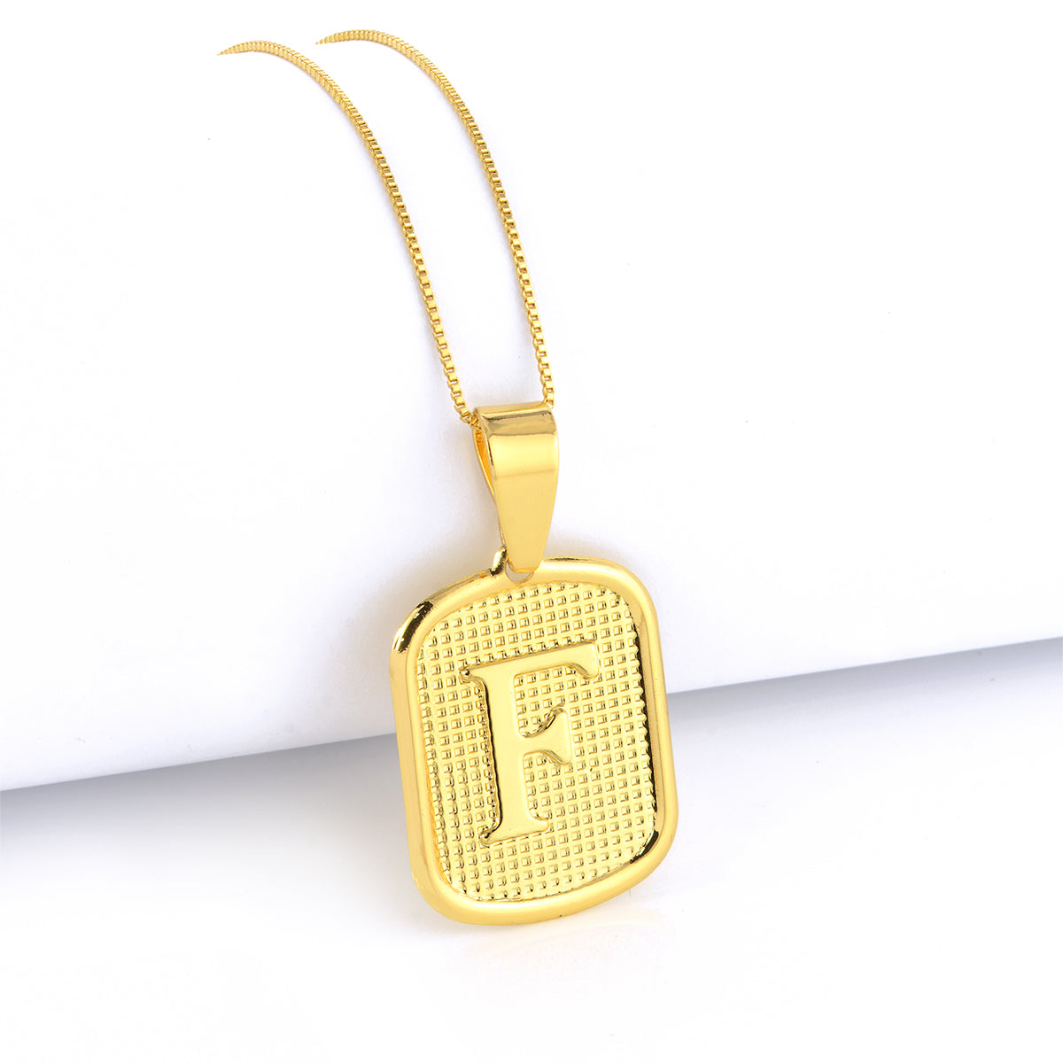 Pingente Plaquinha De Letra 3x2,2cm Banhado A Ouro 18k