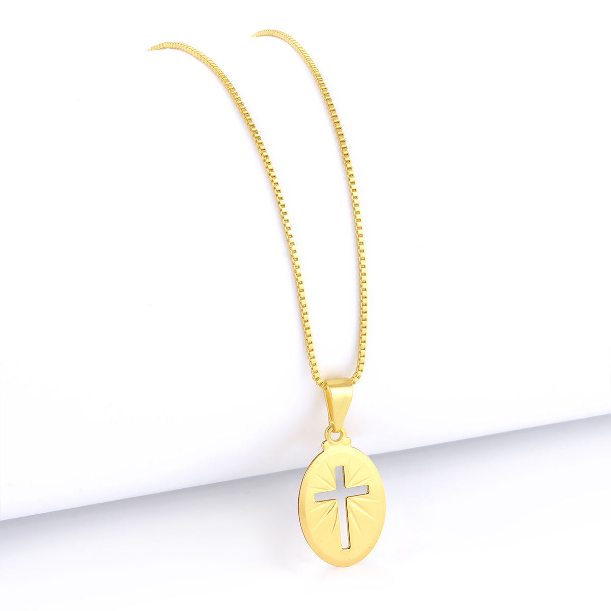 Pingente Plaquinha Oval Crucifixo Vazado 2x1,5cm Banhado A Ouro 18k