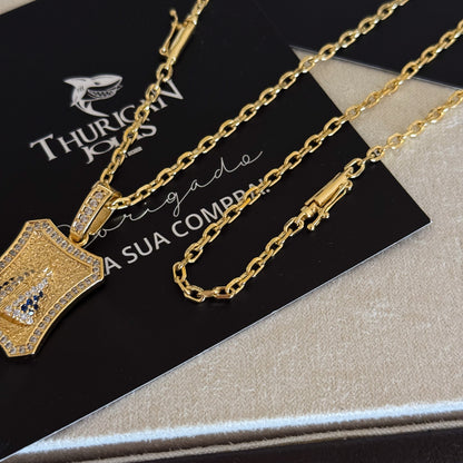 Colar Plaquinha N. Sra. Aparecida Curvado Cravejado P - Corrente e Pulseira Cadeado 2mm Banhado A Ouro 18k