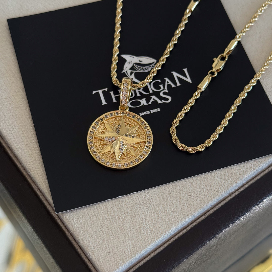 Colar Medalha Rosa Dos Ventos Cravejado P - Corrente e Pulseira Baiana Banhado A Ouro 18k