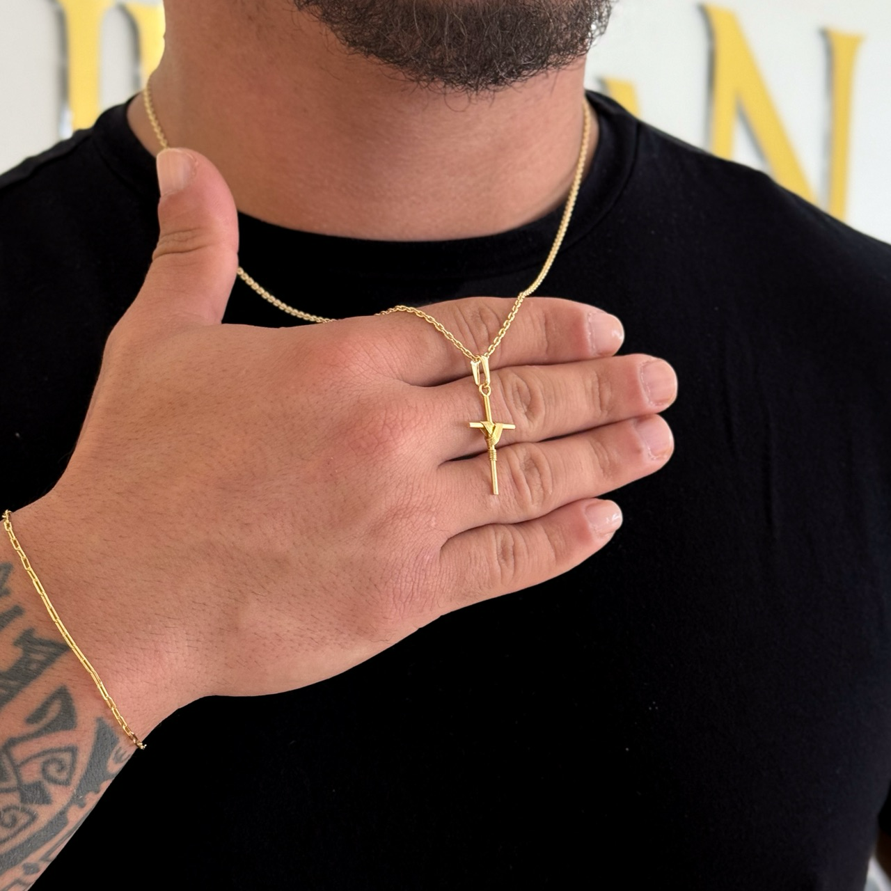 Colar Crucifixo Palito P - Corrente Cadeado e Pulseira Cadeado Alongado Banhado A Ouro 18k