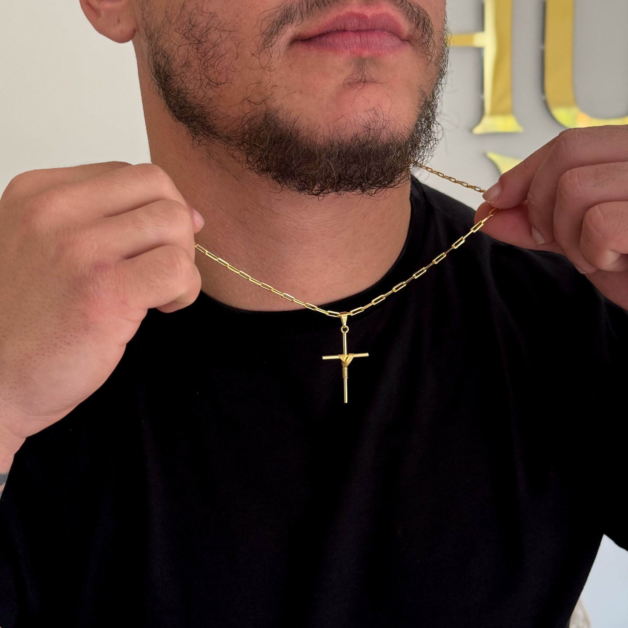 Colar Crucifixo Palito M - Corrente Cadeado Alongado Banhado A Ouro 18k