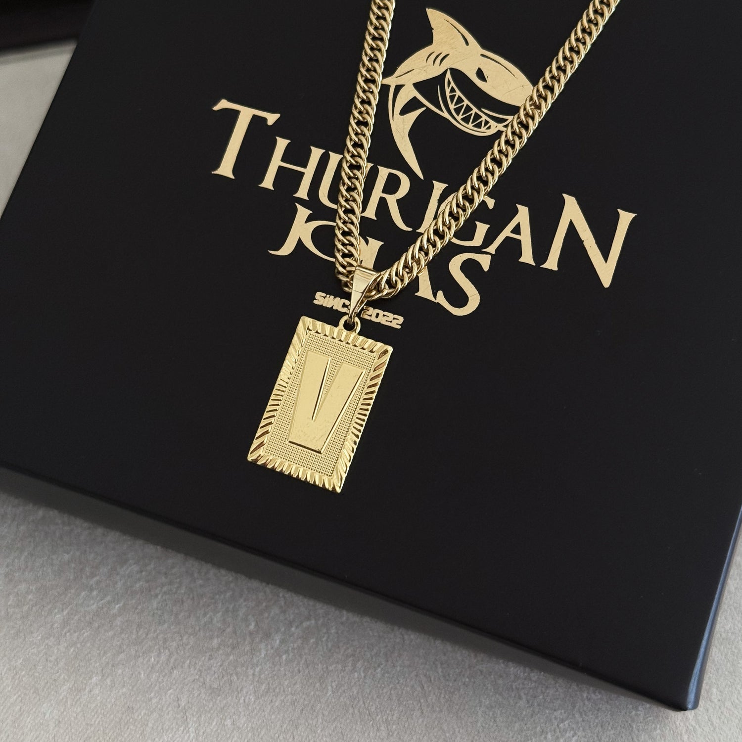 Colar Plaquinha De Letra - Corrente Lacraia 3mm Banhado A Ouro 18k