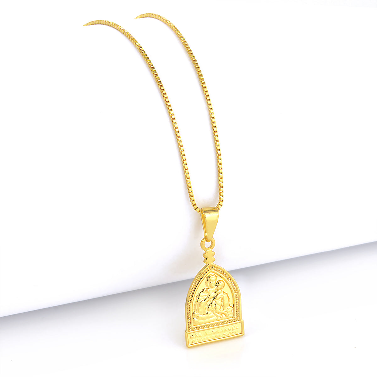 Pingente Mãe Rainha 2,5x1,5cm Banhado A Ouro 18k