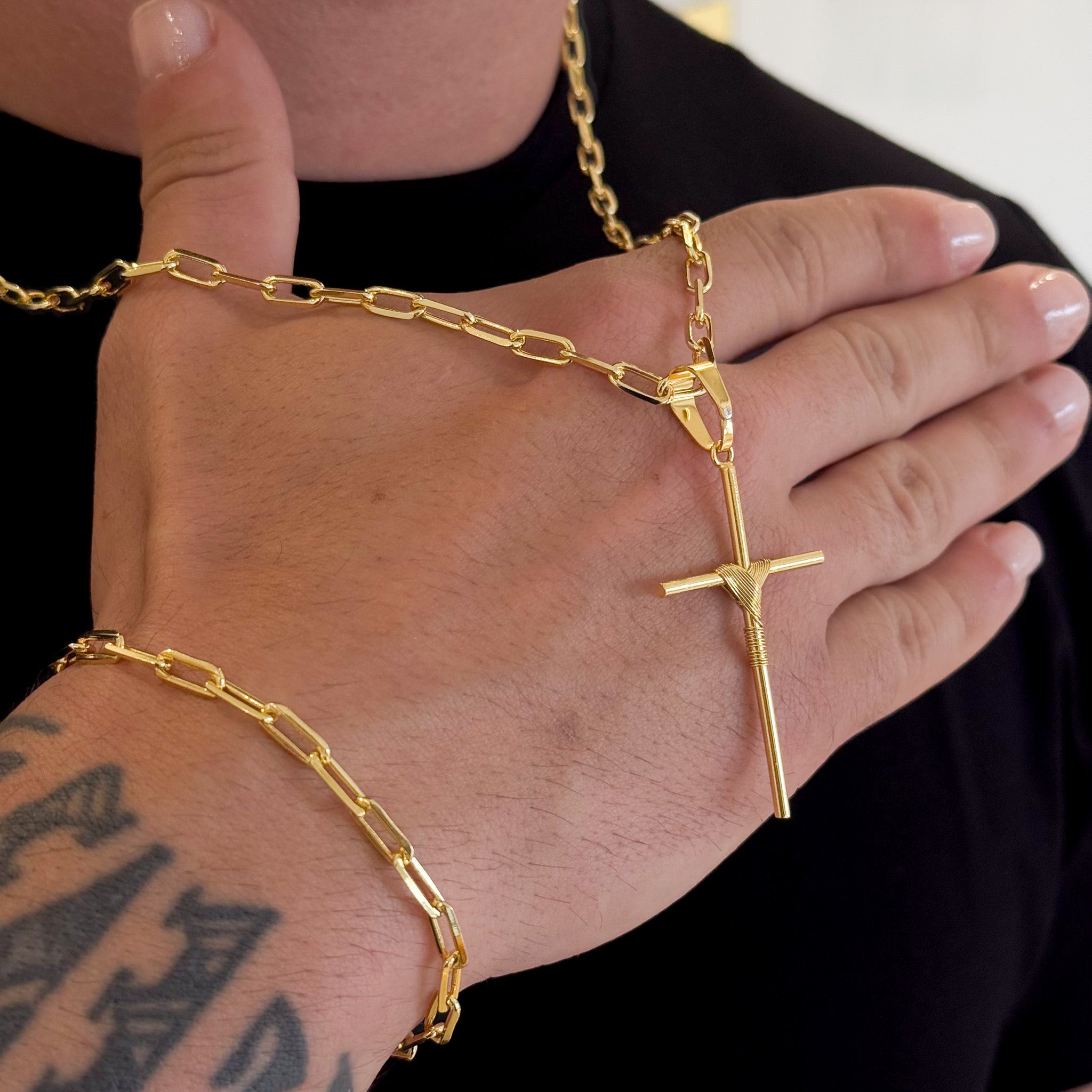 Colar Crucifixo Palito G - Corrente e Pulseira Cadeado Alongado Banhado A Ouro 18k