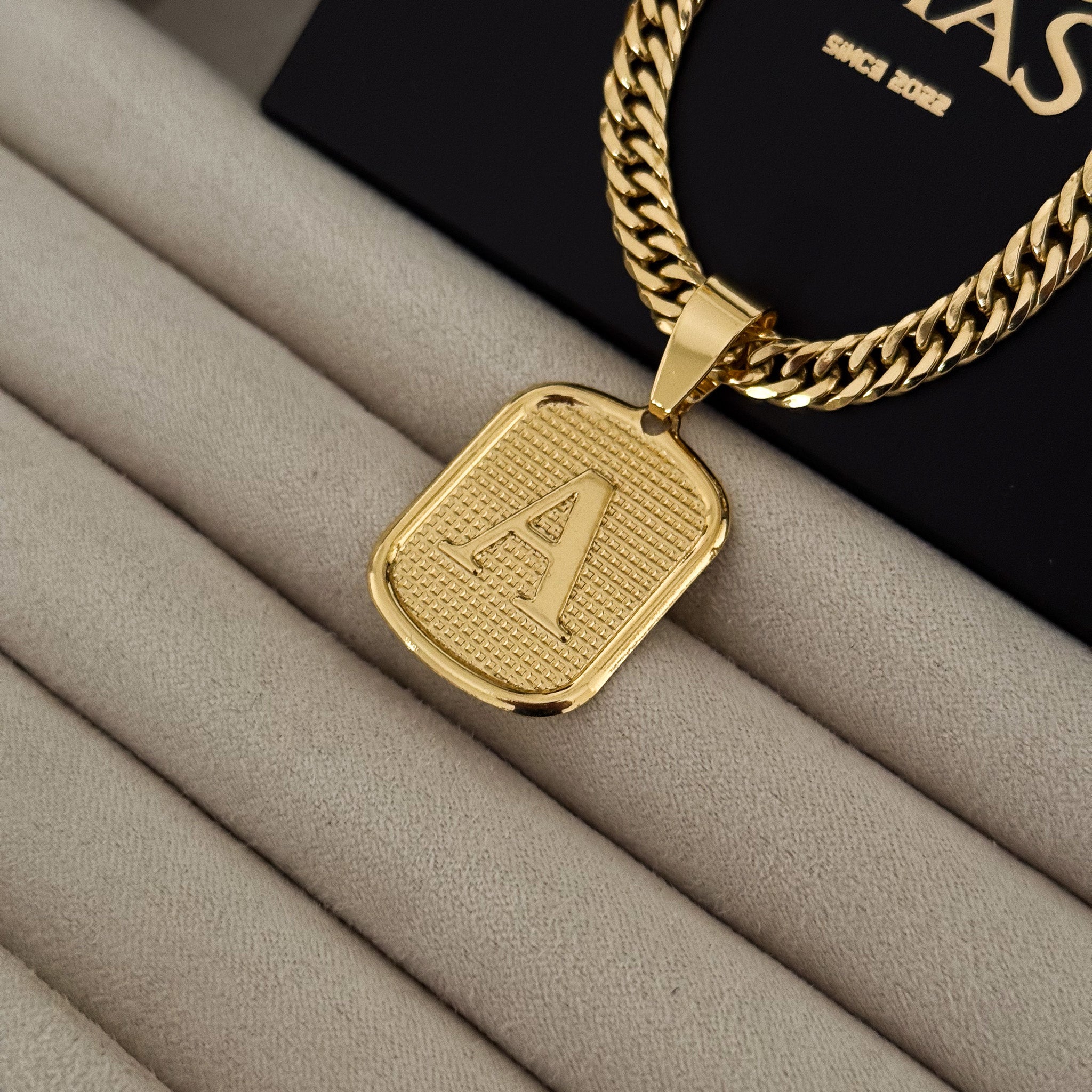 Colar Plaquinha De Letra - Corrente Lacraia 6mm Banhado A Ouro 18k