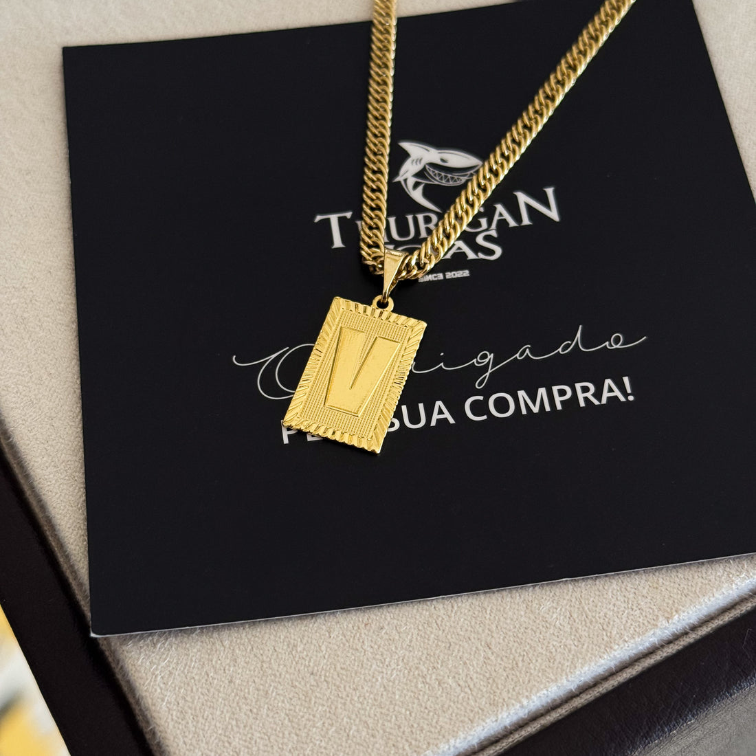 Colar Plaquinha De Letra - Corrente Lacraia 3mm Banhado A Ouro 18k