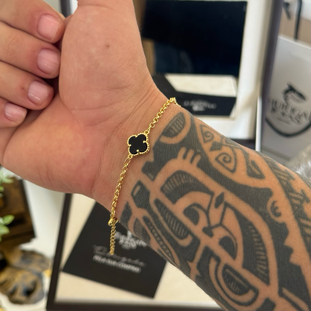 Pulseira Elo Português 2mm Trevo Ônix Banhado A Ouro 18k