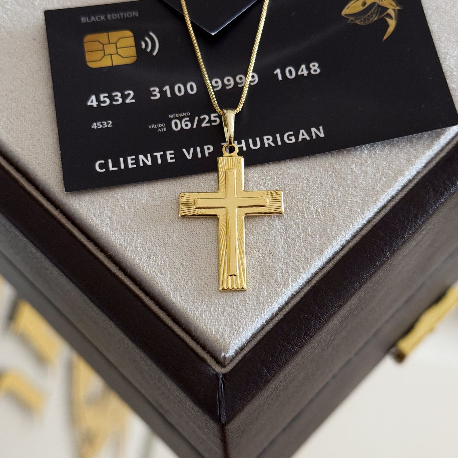 Pingente Crucifixo Em Alto Relevo 3,5x2cm Banhado A Ouro 18k