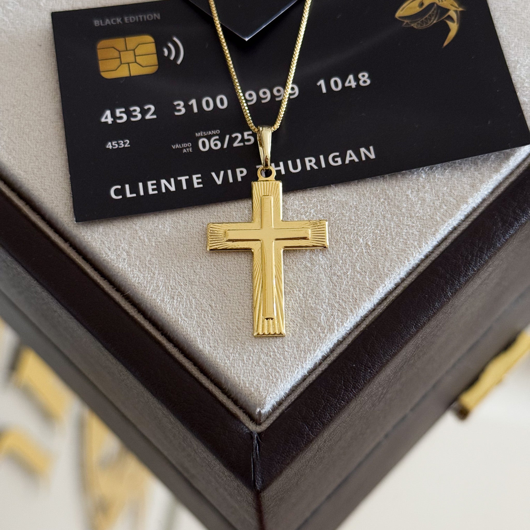 Pingente Crucifixo Em Alto Relevo 3,5x2cm Banhado A Ouro 18k