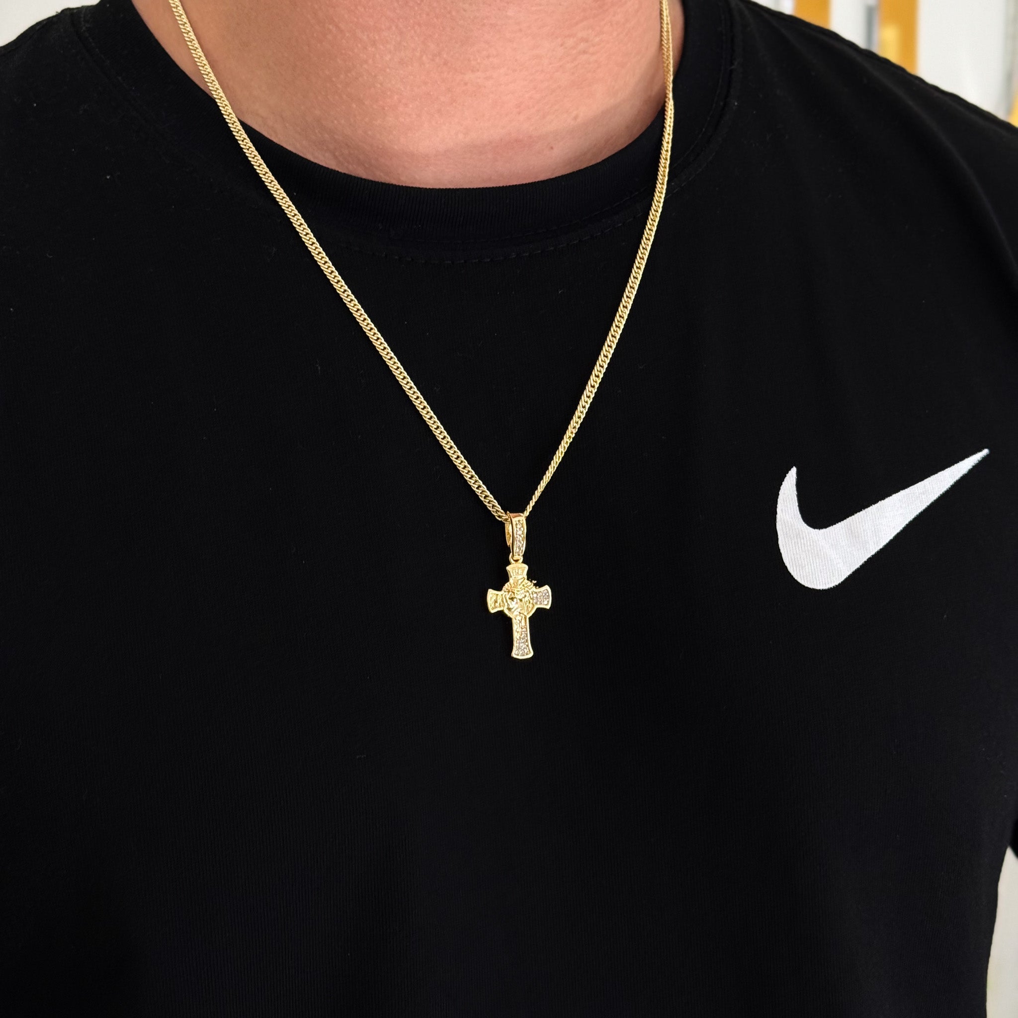 Colar Crucifixo Face De Cristo Detalhado Cravejado P - Corrente Lacraia Banhado A Ouro 18k