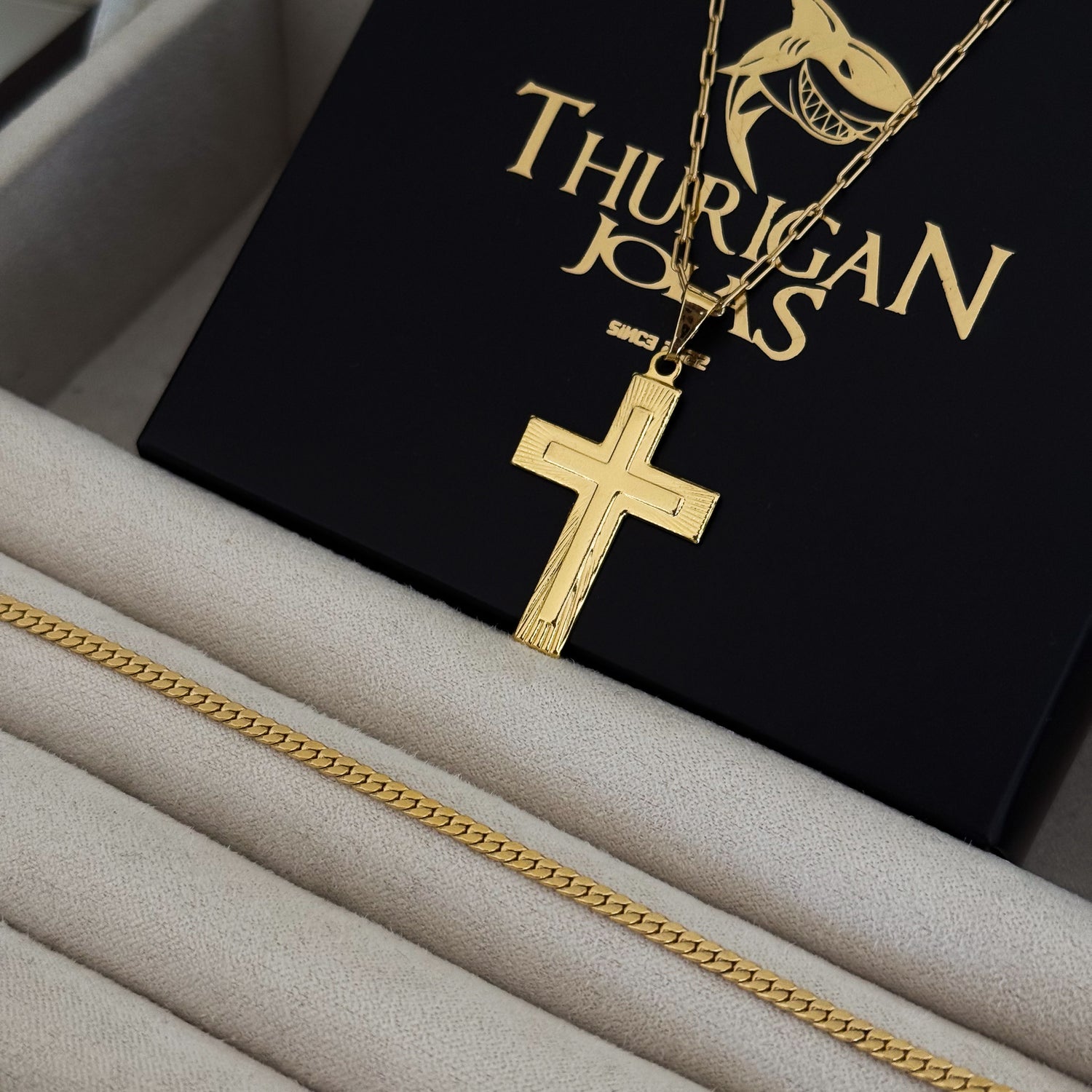 Colar Crucifixo Em Alto Relevo - Corrente Cadeado Alongado e Pulseira Grumet Flat Banhado A Ouro 18k