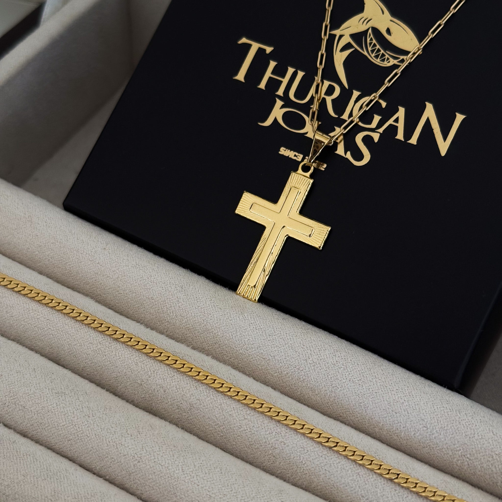Colar Crucifixo Em Alto Relevo - Corrente Cadeado Alongado e Pulseira Grumet Flat Banhado A Ouro 18k