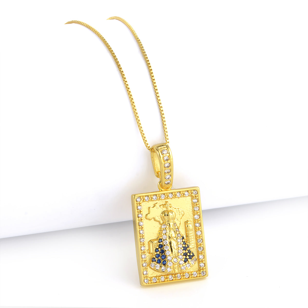 Pingente Plaquinha N. Sra. Aparecida Santuário Cravejado P 2x2,5cm Banhado A Ouro 18k