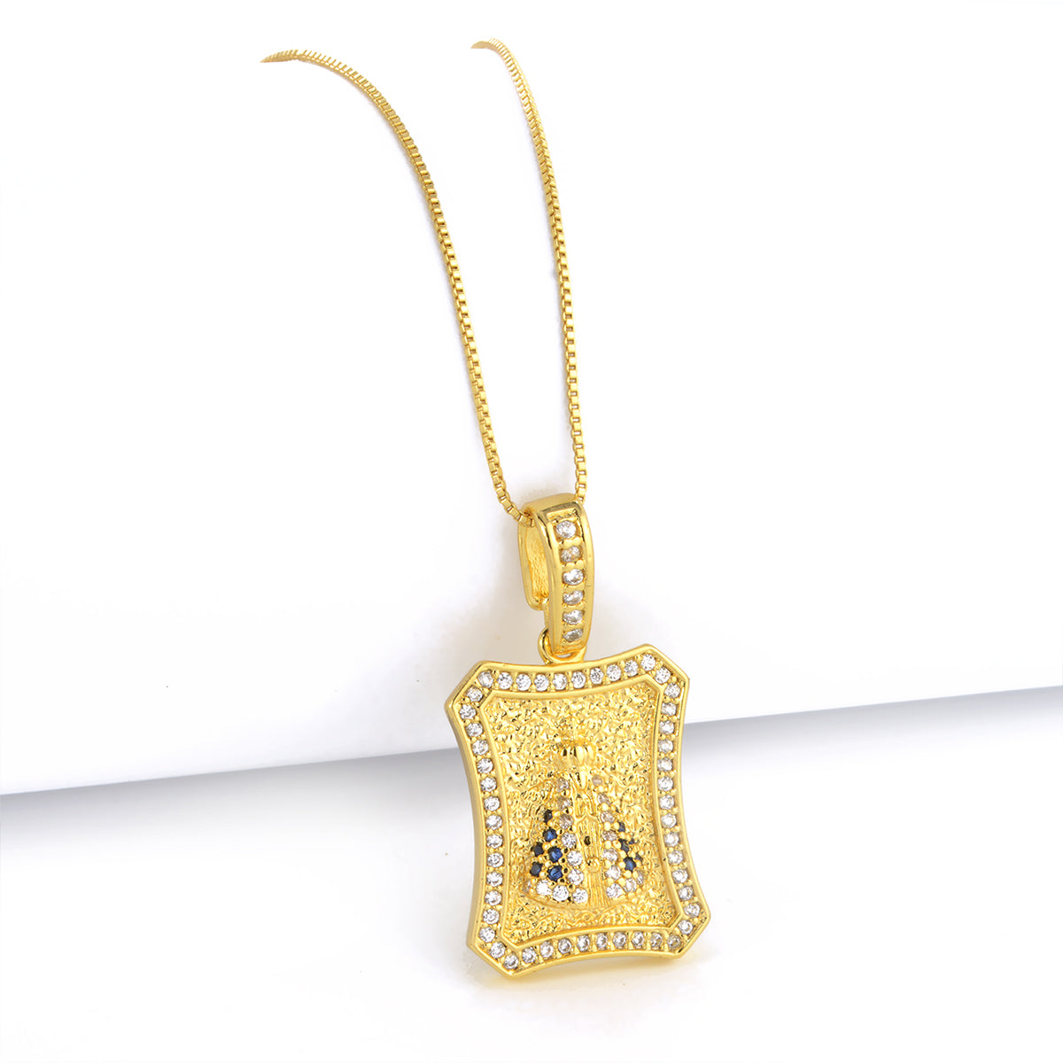 Pingente Plaquinha N. Sra. Aparecida Curvado Cravejado P 2x2,5cm Banhado A Ouro 18k