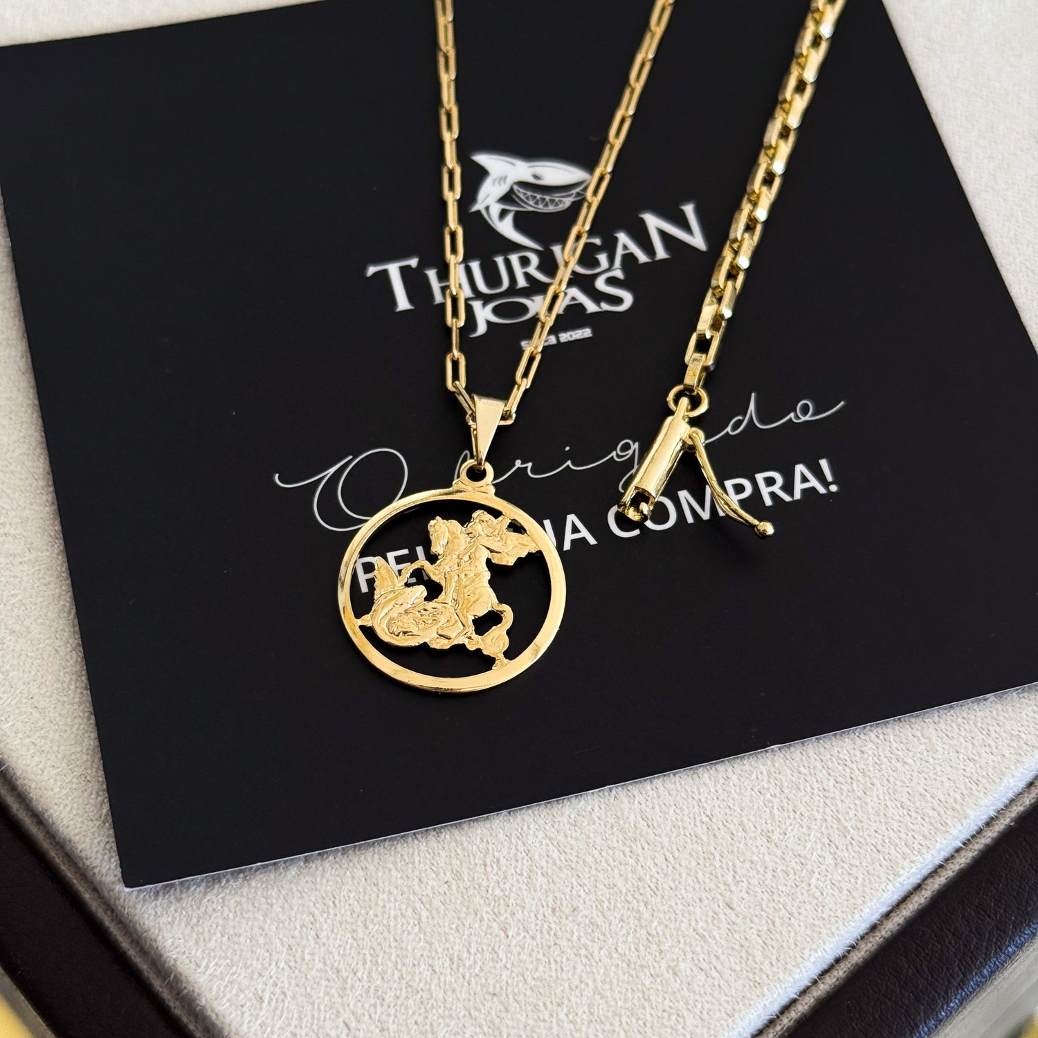 Colar Medalha de São Jorge Vazado - Corrente Cadeado Alongado e Pulseira Veneziana Banhado A Ouro 18k