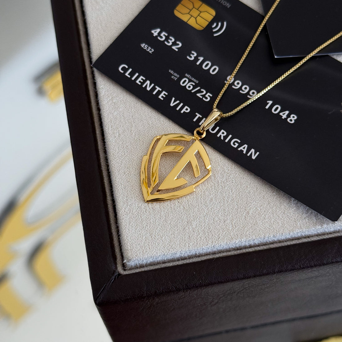 Pingente Escudo De Fé Vazado 2,5x2cm Banhado A Ouro 18k