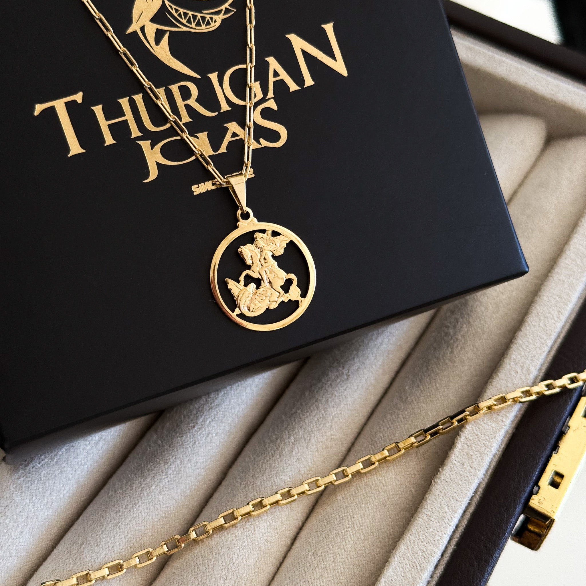 Colar Medalha de São Jorge Vazado - Corrente Cadeado Alongado e Pulseira Veneziana Banhado A Ouro 18k