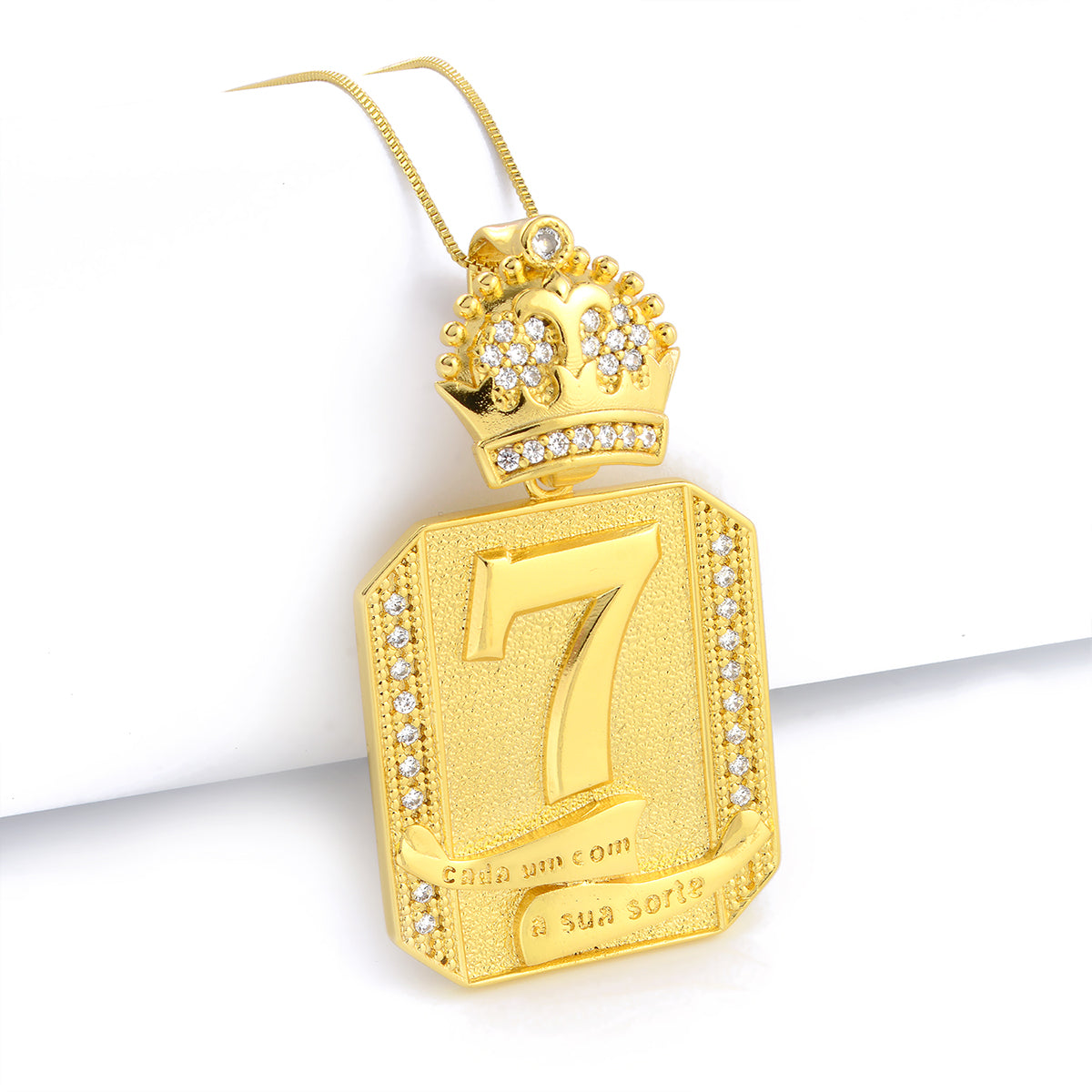 Pingente Plaquinha 7 Cravejado 3,5x3cm Banhado A Ouro 18k