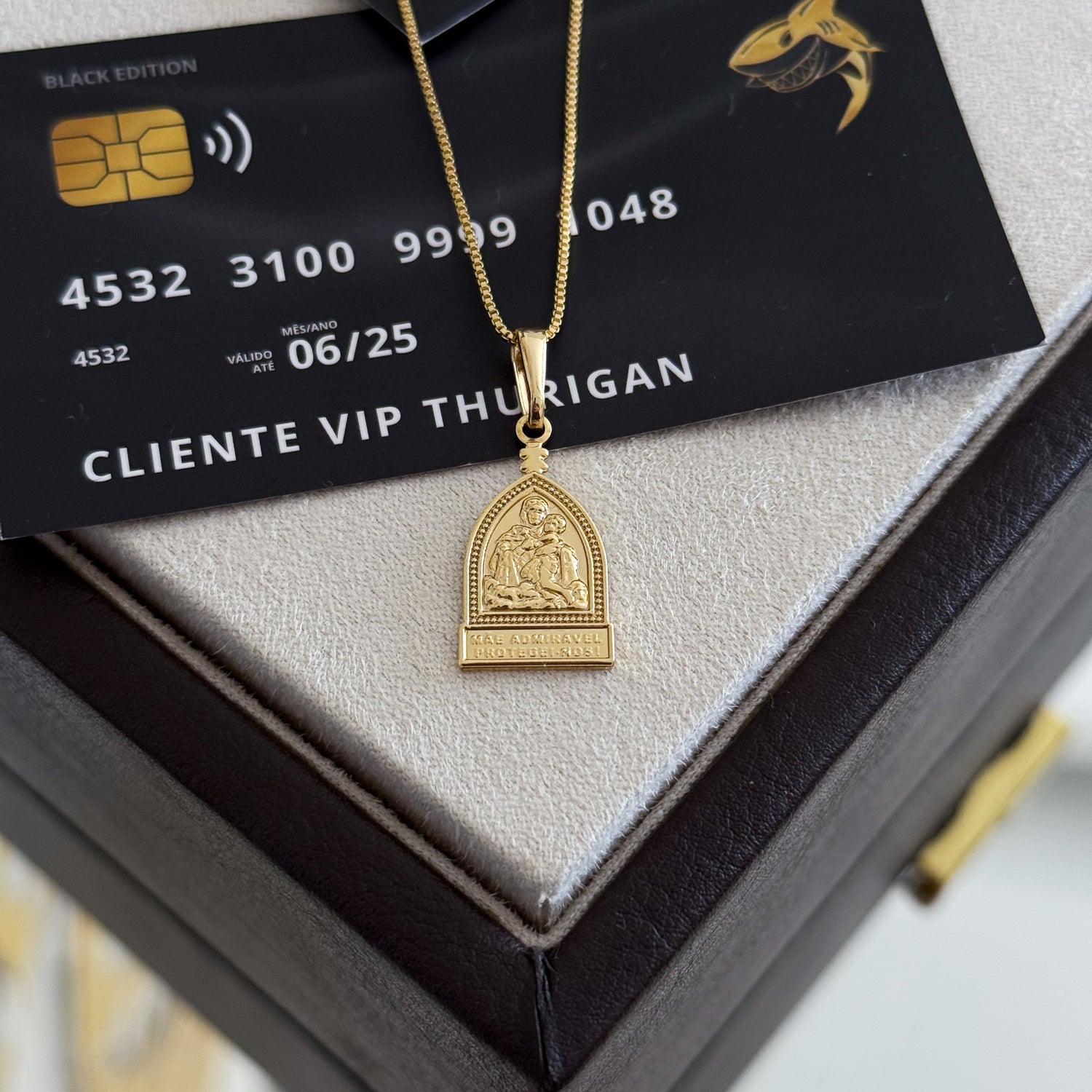 Pingente Mãe Rainha 2,5x1,5cm Banhado A Ouro 18k