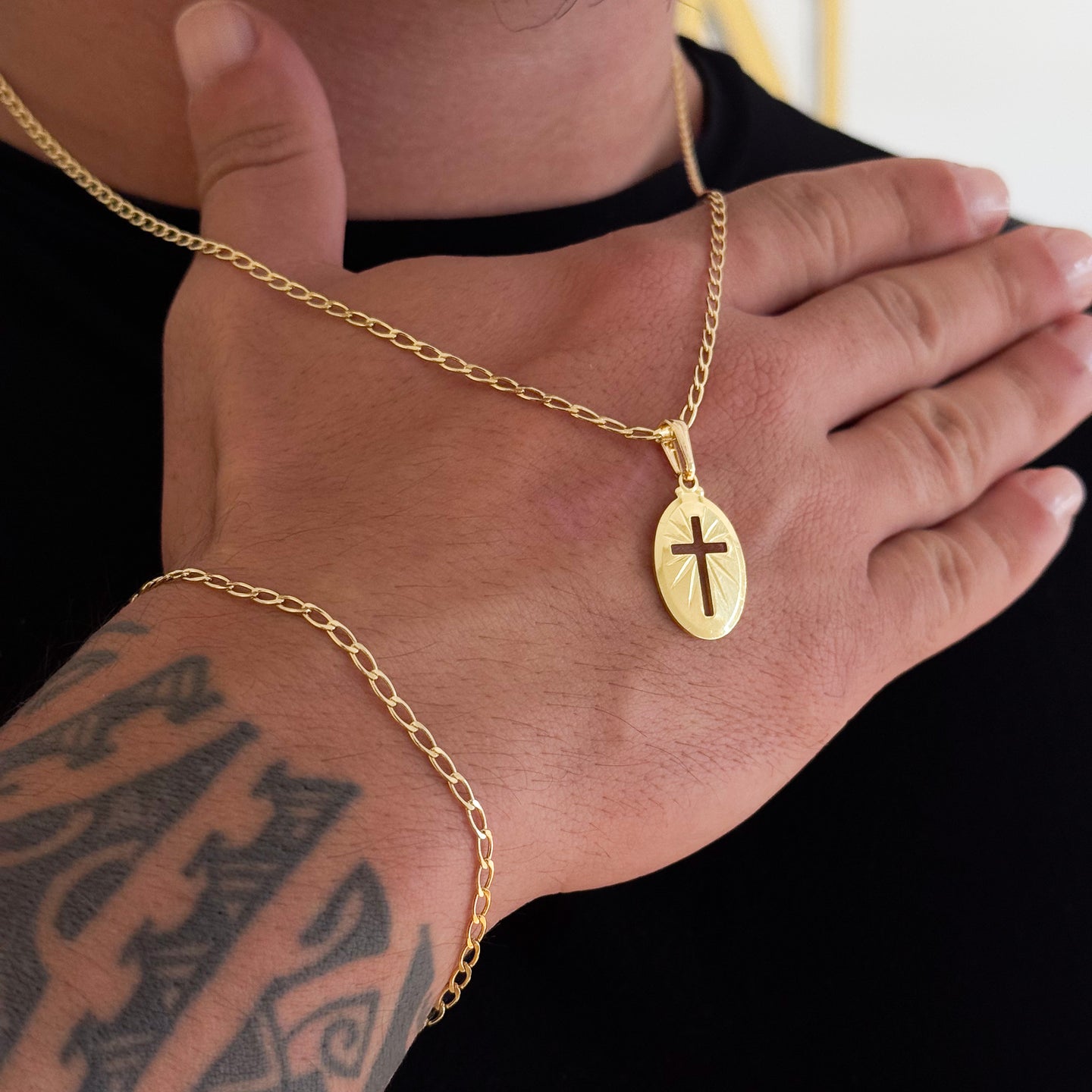 Colar Plaquinha Oval Crucifixo - Corrente e Pulseira Grumet Alongada Banhado A Ouro 18k