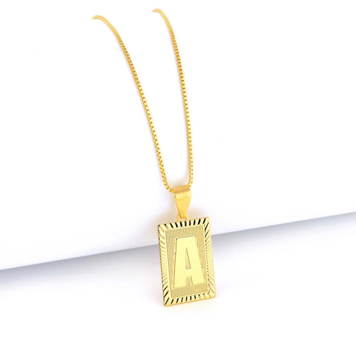 Pingente Plaquinha de Letra 2x1,3cm Banhado A Ouro 18k