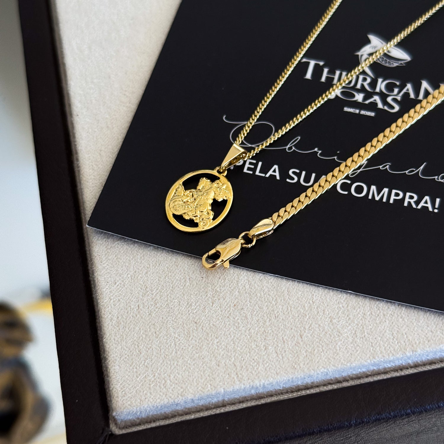 Colar Plaquinha Oval São Jorge Vazado - Corrente Grumet e Pulseira Grumet Flat Banhado A Ouro 18k