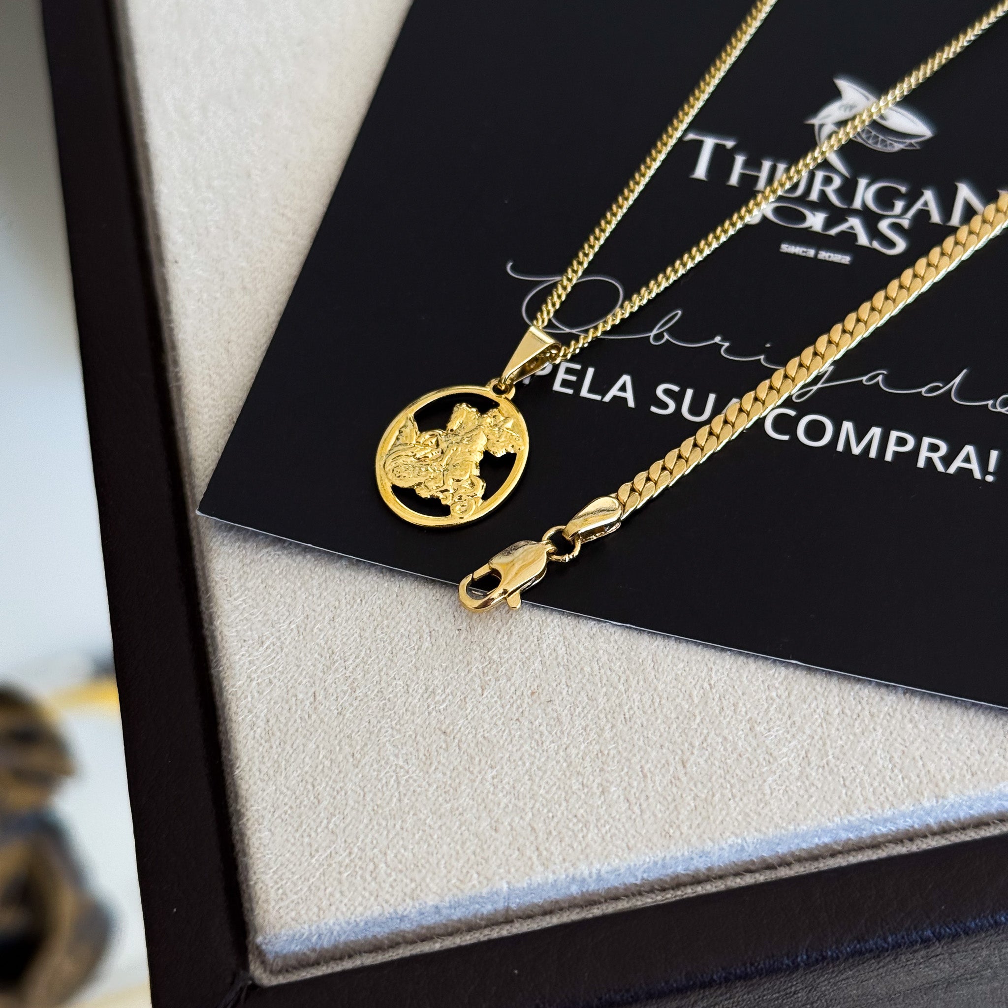 Colar Plaquinha Oval São Jorge Vazado - Corrente Grumet e Pulseira Grumet Flat Banhado A Ouro 18k