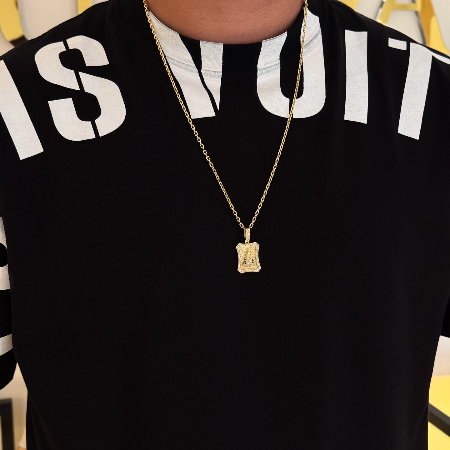 Colar Plaquinha N. Sra. Aparecida Curvado Cravejado P - Corrente e Pulseira Cadeado 2mm Banhado A Ouro 18k