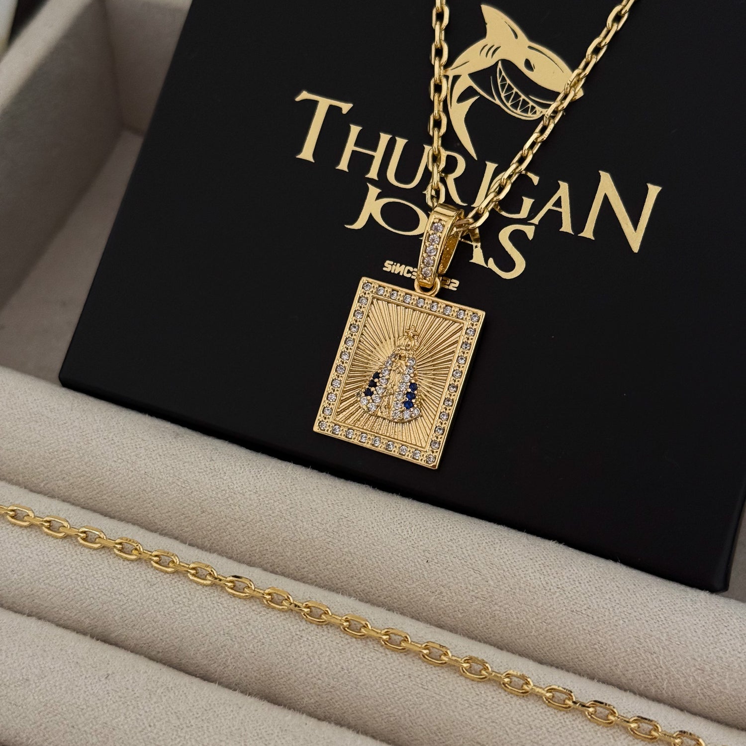 Colar Plaquinha N. Sra. Aparecida Detalhado Cravejado P - Corrente e Pulseira Cadeado 2mm Banhado A Ouro 18k