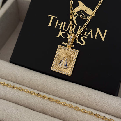 Colar Plaquinha N. Sra. Aparecida Detalhado Cravejado P - Corrente e Pulseira Cadeado 2mm Banhado A Ouro 18k
